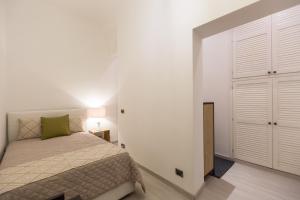 A bed or beds in a room at Lovely New home, Trastevere!