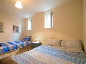 Un pat sau paturi într-o cameră la Long Stay Reduced Rates 3P