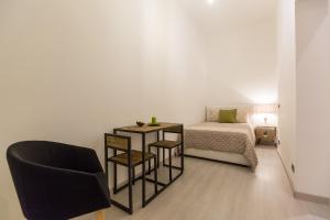 A bed or beds in a room at Lovely New home, Trastevere!
