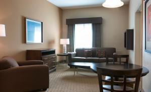 Гостиная зона в Hawthorn Suites by Wyndham Lake Buena Vista, a staySky Hotel & Resort