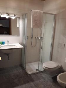 łazienka z prysznicem, toaletą i umywalką w obiekcie Alpina Residence w mieście Solda +37 zdjęć