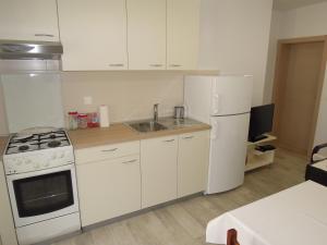 Kuchyň nebo kuchyňský kout v ubytování Apartments Simicev