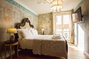 Posteľ alebo postele v izbe v ubytovaní Plaza Marchi Old Town - MAG Quaint & Elegant Boutique Hotels