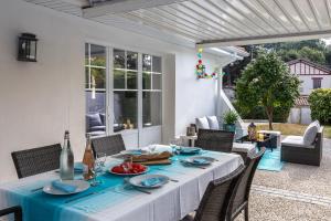 una mesa con un mantel azul en el patio en La Belle Vie Capbreton, en Capbreton