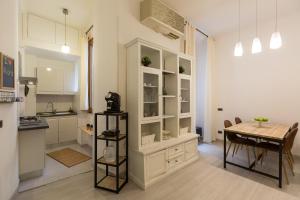A kitchen or kitchenette at Lovely New home, Trastevere!