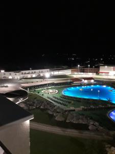 un complejo con una gran piscina por la noche en Apartman -stan u centru, en Trebinje