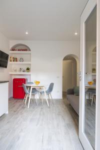 a kitchen and living room with a table and chairs at MI HOME NAVIGLI in Milan
