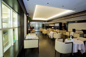 Ein Restaurant oder anderes Speiselokal in der Unterkunft Carlton Tower Hotel 