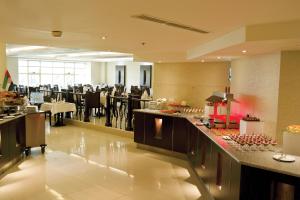 Ein Restaurant oder anderes Speiselokal in der Unterkunft Carlton Tower Hotel 