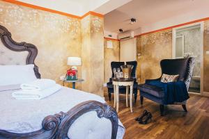 Posteľ alebo postele v izbe v ubytovaní Plaza Marchi Old Town - MAG Quaint & Elegant Boutique Hotels
