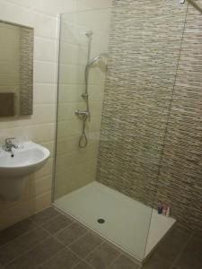 een badkamer met een douche en een wastafel bij No8 @ Seabreeze Court in Mellieħa