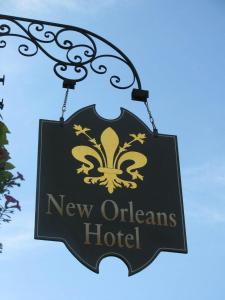 Znak dla nowego hotelu Orleans wiszącego na haczyku w obiekcie New Orleans Hotel Eureka Springs w mieście Eureka Springs