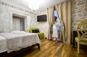 Posteľ alebo postele v izbe v ubytovaní Plaza Marchi Old Town - MAG Quaint & Elegant Boutique Hotels
