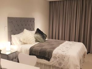 No 2 Heleza Blvd Sibaya, Ocean Deuns, Umhlanga Durban tesisinde bir odada yatak veya yataklar