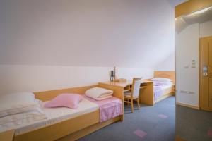 1 Schlafzimmer mit 2 Betten, einem Schreibtisch und einem Tisch in der Unterkunft Villa Nena in Kranjska Gora