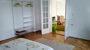 une pièce avec une porte ouverte sur une pièce avec une table dans l'établissement B Apartments - Bike Apartment, à Timişoara