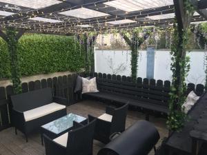 Khu vực ghế ngồi tại 5 mins walk to Carrick - Sleeps 12 - Off road parking - Modern house