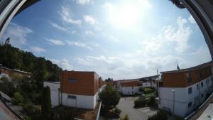 un espejo redondo con vistas a la ciudad en Ferienwohnung Horvath in Kelkheim (Taunus) en Kelkheim