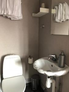 A bathroom at Hotell Aqva Restaurang & Bar Ett Biosfärhotell med fokus på hållbarhet