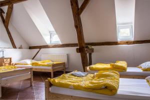una camera con quattro letti in mansarda di Dom przy Rezerwacie a Trzciel
