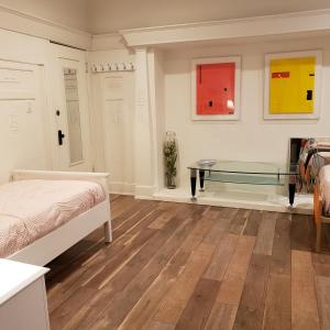 ロサンゼルスにあるMyStayLAのベッドルーム1室(ベッド1台、ガラス張りのテーブル付)