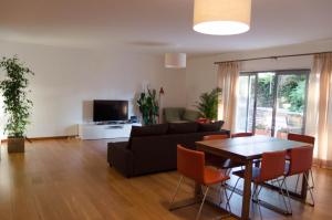 リスボンにあるALTIDO Graca Luminous 2-BR Apartment with Terraceのリビングルーム(テーブル、ソファ付)