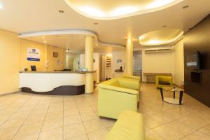 a waiting area in a hospital with a waiting room at Tri Hotel Florianópolis in Florianópolis