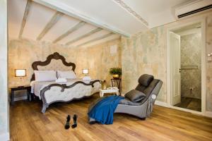 Posteľ alebo postele v izbe v ubytovaní Plaza Marchi Old Town - MAG Quaint & Elegant Boutique Hotels