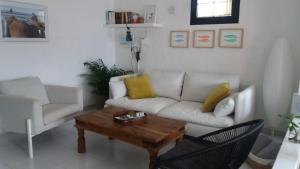 A seating area at Faro de sardina Apartment