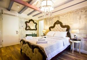 Posteľ alebo postele v izbe v ubytovaní Plaza Marchi Old Town - MAG Quaint & Elegant Boutique Hotels