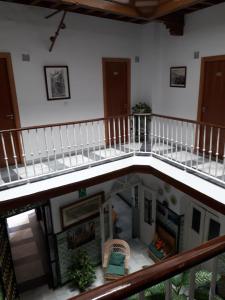 - un étage supérieur d'une maison avec balcon dans l'établissement Hostal Centro Sol, à Cadix