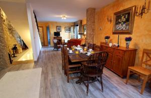 uma sala de jantar com uma mesa de madeira e cadeiras em Laguardia -Casa Páganos E VI 0114 em Páganos