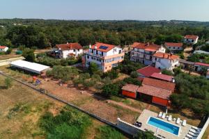 z góry widok na dom z basenem w obiekcie Apartments Villa Adamović w mieście Umag