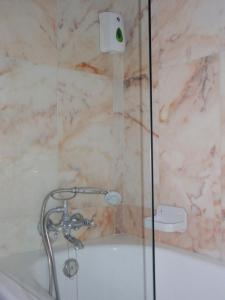 Bilik mandi di Alentejano Low Cost Hotel