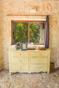 vestidor en una habitación con ventana en Private Bungalow @ Bacalar 7 Colors Lagoon en Bacalar