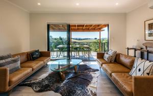 Χώρος καθιστικού στο Putaki Bay - Tui Villa - Be My Guest Waiheke