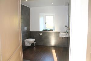 Koupelna v ubytování La Cour d'Enchère + 30 fotografií