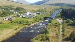 una vista aérea de un río en un valle en Bridge of Orchy Hotel, en Bridge of Orchy