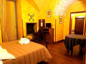 ein Schlafzimmer mit einem Bett und einem Schreibtisch in einem Zimmer in der Unterkunft Nel Centro Storico in Galatina