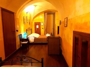 ガラティーナにあるNel Centro Storicoのベッドルーム1室(ベッド1台、椅子付)