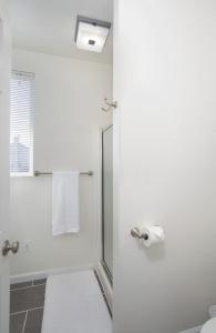 uma casa de banho com um chuveiro com um rolo de papel higiénico em Mother in Law Suite with Private Hot Tub--Downtown em North Bend