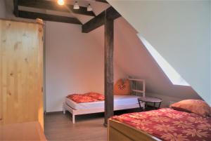 a bedroom with two beds in a attic at Trappenkamper Hof, Hunde gerne auf Anfrage in Tarbek