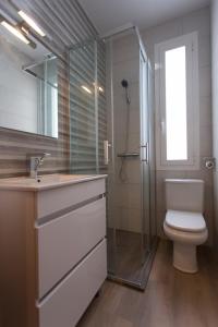 ログローニョにあるCon encanto y bien ubicadoのバスルーム(トイレ、ガラス張りのシャワー付)