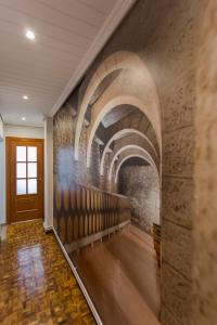 an empty hallway with a wall with an archway at Con encanto y bien ubicado in Logroño
