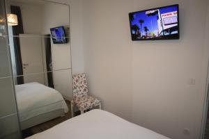 Pokój z dwoma łóżkami i telewizorem na ścianie w obiekcie The Luxury Marija Apartment w Zagrzebiu
