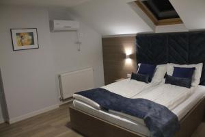 Postel nebo postele na pokoji v ubytování Sleep Inn Prishtina