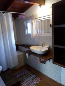 een badkamer met een wastafel, een toilet en een raam bij Bicicleteria Don Perez in San Isidro