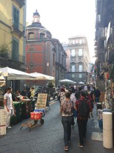 ナポリにあるDomus San Biagio 14の市場を歩く人々
