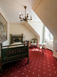 a bedroom with a bed and a red carpet at Hotel Italia in Aumühle