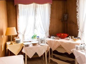 a dining room with two tables and a window at Hotel Italia in Aumühle